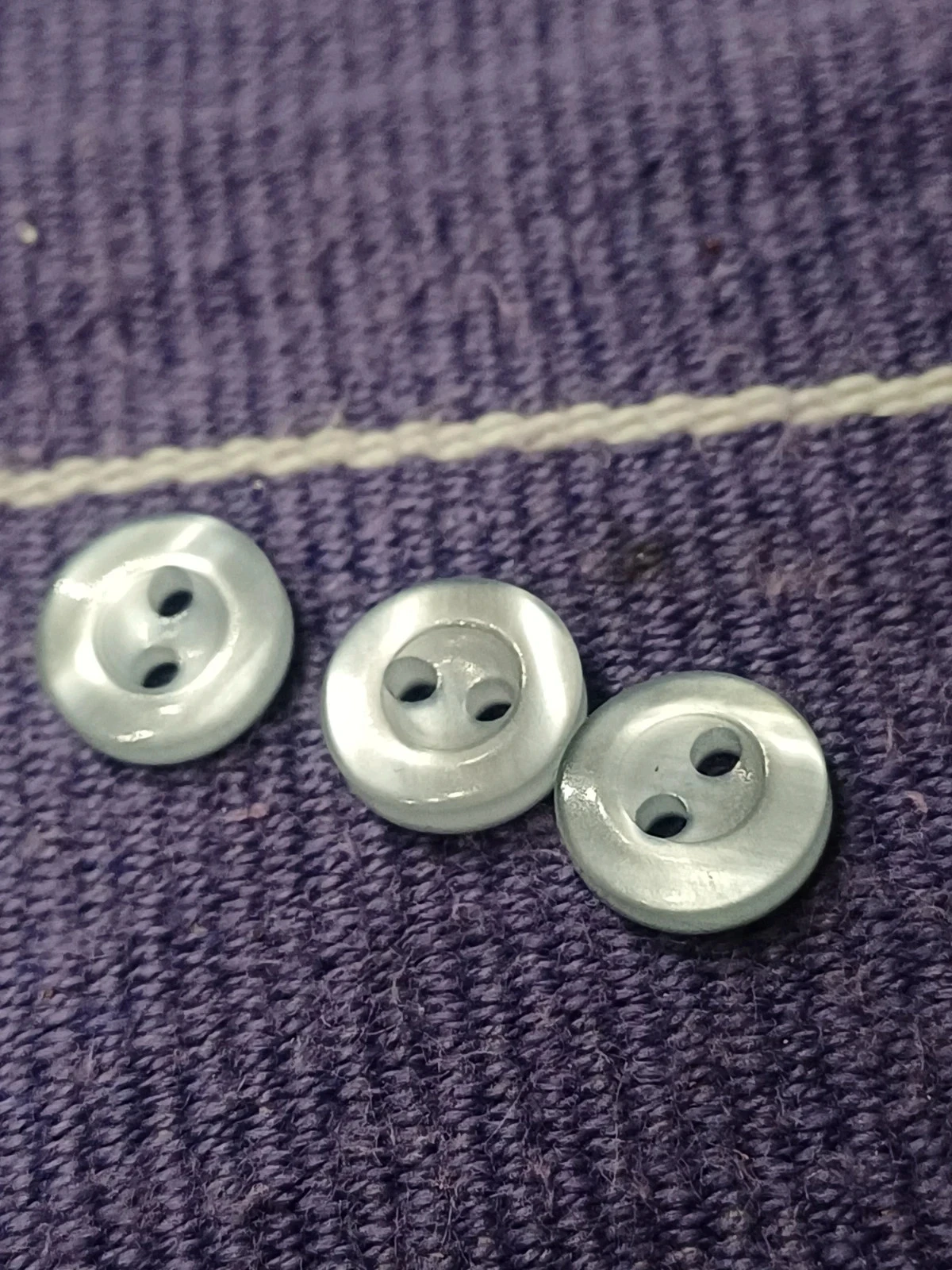 3 boutons bleu pâle effet nacré  2 trous